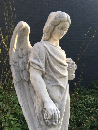 Schöner Engel, Grabesengel, Vollstein, antik-weiß